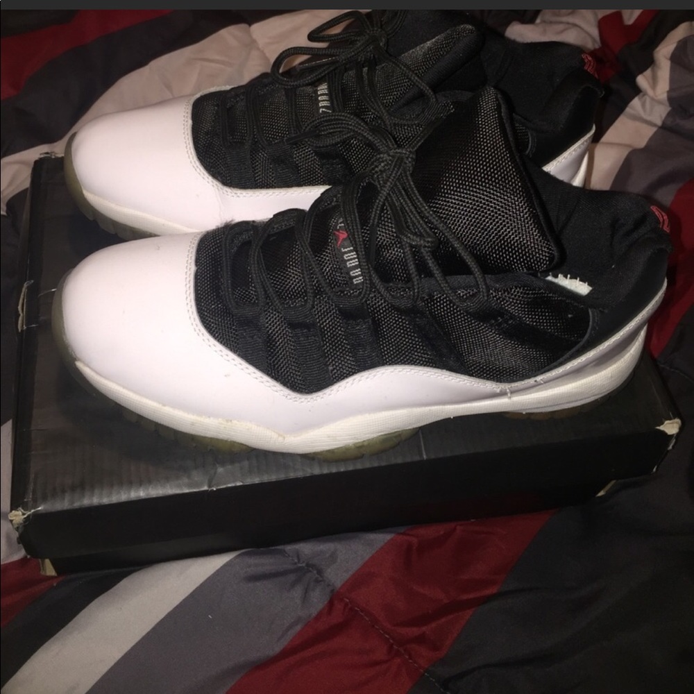 Low top Jordan 11 Tuxedo